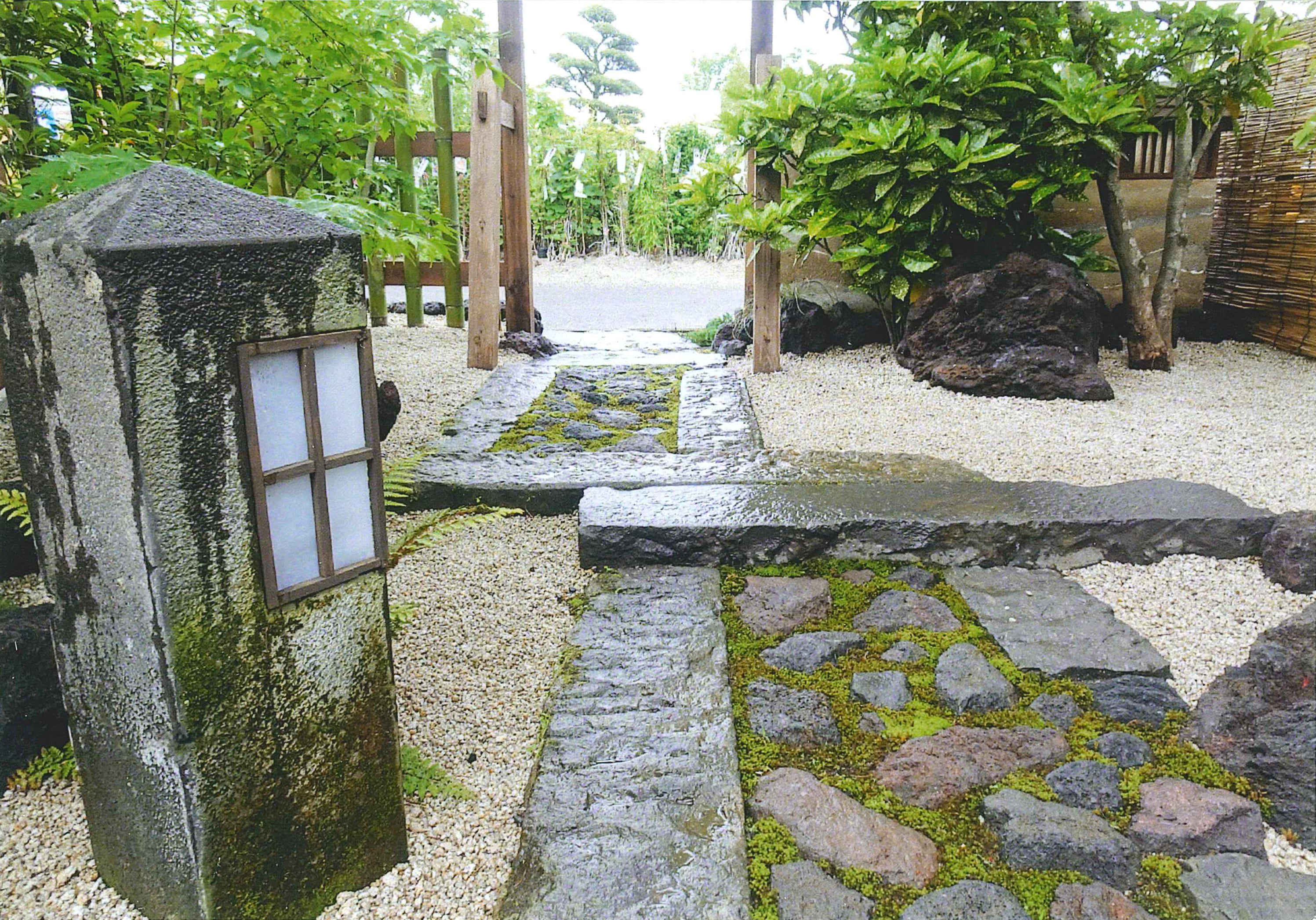 溝口造園　庭・波型塀・おしゃれ・洋風・テーブル・カフェ
