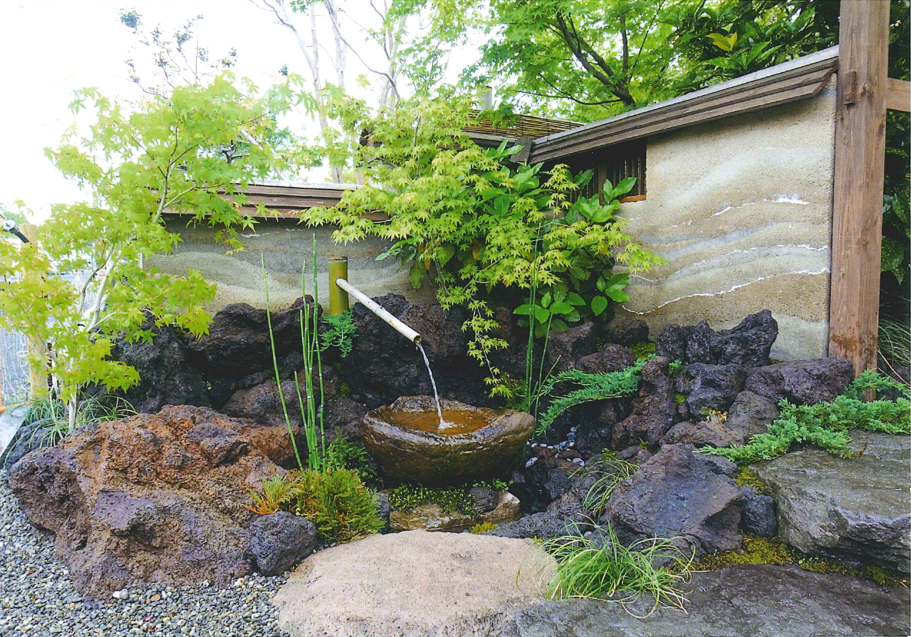 溝口造園　庭・波型塀・おしゃれ・洋風・テーブル・カフェ
