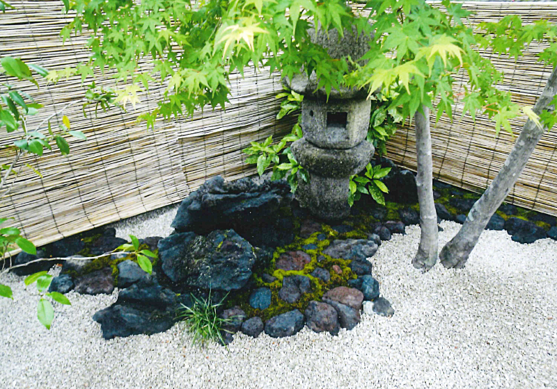 溝口造園　庭・波型塀・おしゃれ・洋風・テーブル・カフェ
