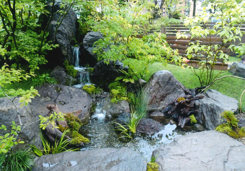 溝口造園　庭・波型塀・おしゃれ・洋風・テーブル・カフェ
