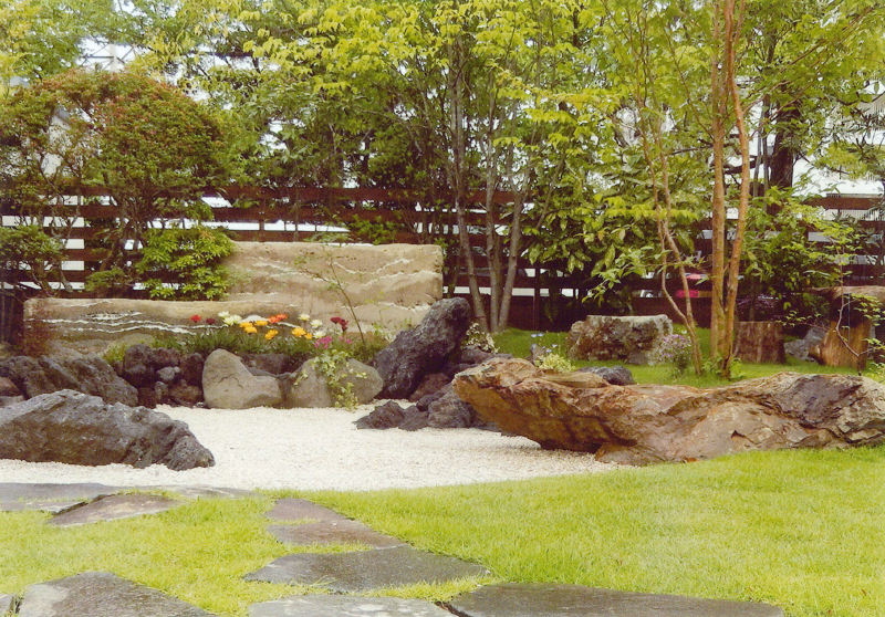 溝口造園　庭・波型塀・おしゃれ・洋風・版築土塀・和モダン・芝・花・庭木・オブジェ