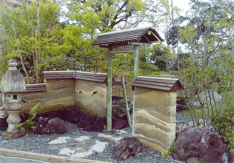 溝口造園　庭・波型塀・蹲・つくばい・斬新・竹門・庭石