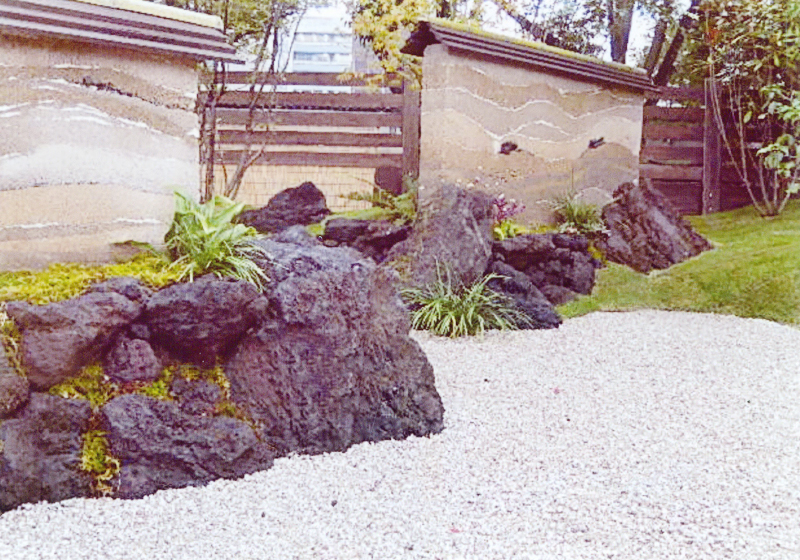 溝口造園　庭・波型塀・おしゃれ・版築土塀・和モダン・芝・庭石・庭木・岩
